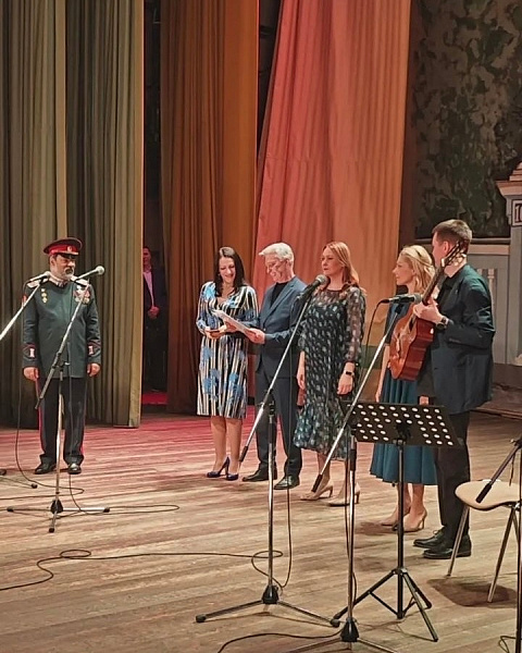 АиФ: Песня-победитель конкурса «АиФ» прозвучала на концерте «Своих не бросаем!»